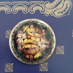 Vintage • Soviet lacquer pin brooch